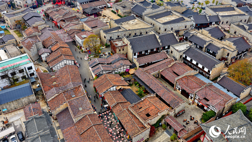 位于撫州市臨川區的文昌里歷史文化街區，一棟棟贛派建筑以其獨特的歷史風貌和文化底蘊，吸引游客紛至沓來。人民網記者 朱海鵬攝