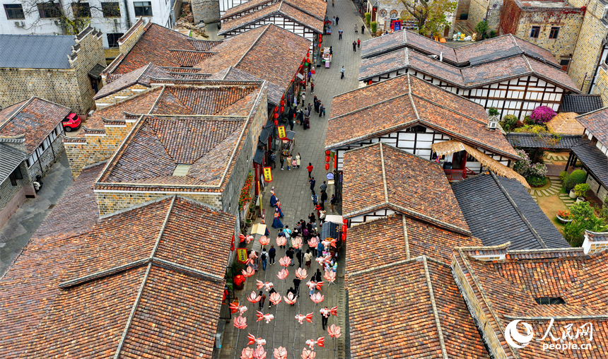 位于撫州市臨川區的文昌里歷史文化街區，一棟棟贛派建筑以其獨特的歷史風貌和文化底蘊，吸引游客紛至沓來。人民網記者 朱海鵬攝