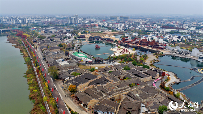 位于撫州市臨川區的文昌里歷史文化街區，一棟棟贛派建筑以其獨特的歷史風貌和文化底蘊，吸引游客紛至沓來。人民網記者 朱海鵬攝