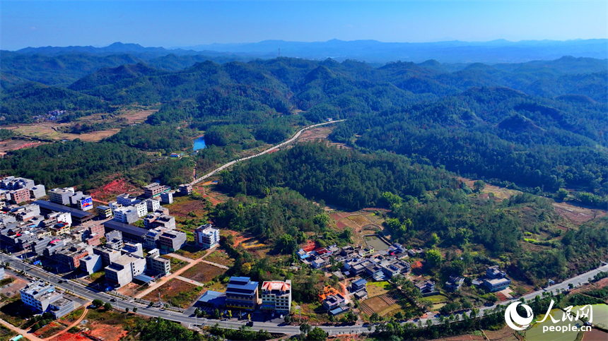 贛州市信豐縣正平鎮聯合村，車輛往來穿行，通村公路連通村莊、田園和蔬菜種植基地，勾勒出多彩斑斕的冬日鄉村圖景。人民網記者 朱海鵬攝