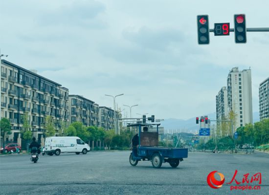 長富大道與文化中心東路三岔路口車輛混行（9月19日拍攝）。人民網記者 帥筠攝