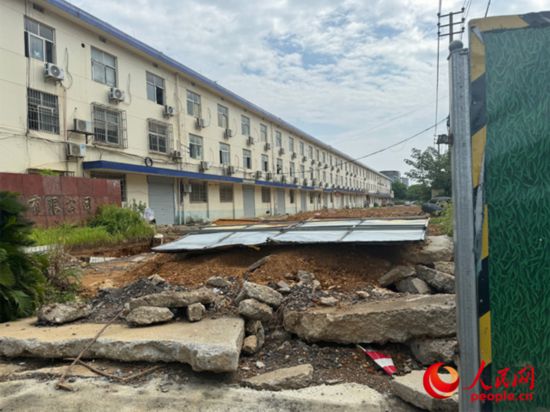 長富大道北側輔路在進行強電遷改項目。人民網記者 邱燁攝